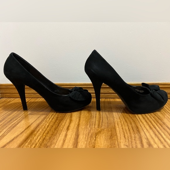 G by Guess bow pumps, size 8.5 - Picture 5 of 15
